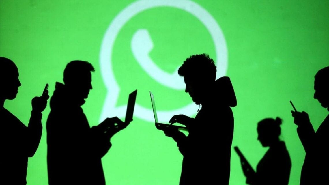 Cambiar el color del WhatsApp: el engaño que logró afectar a miles de usuarios