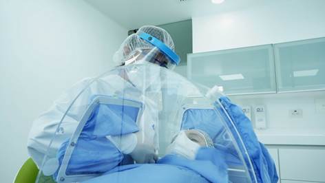 La tecnología que le permite a los odontólogos trabajar en medio de la pandemia